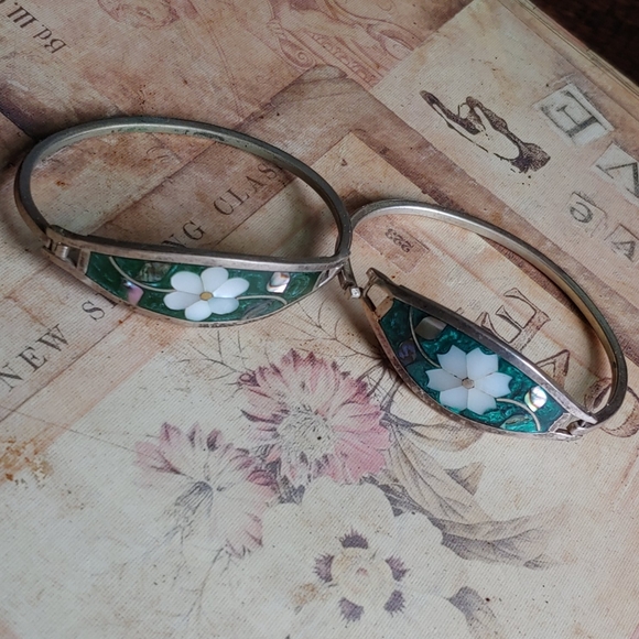Jewelry - Set of vintage flower inlay bracelets